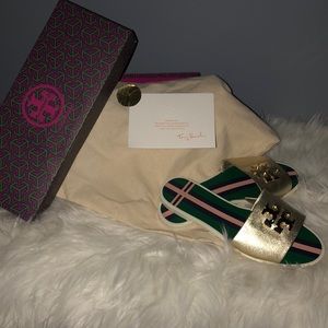 Tory Burch 	
LOGO METALLIC JELLY SLIDE